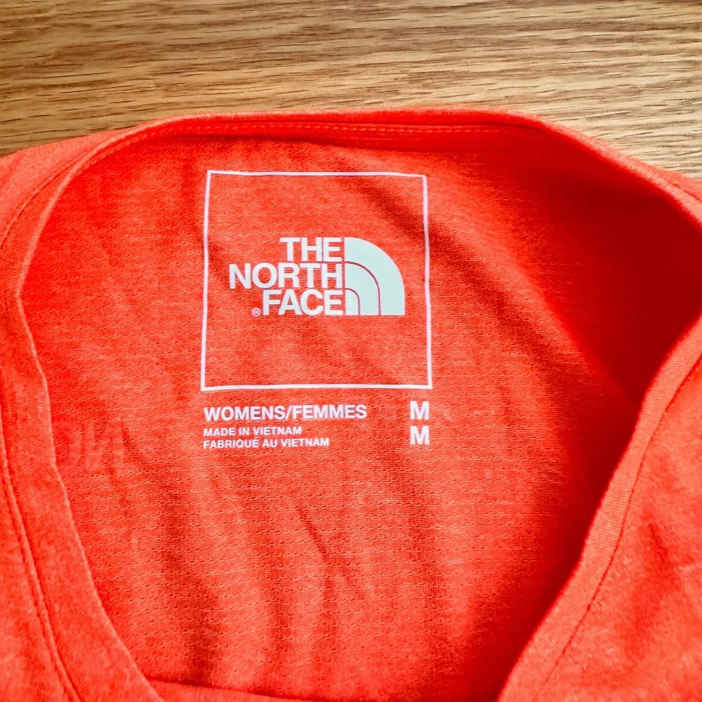 The North Face NWOT Women's Performance Tee (M) - Picture 2 of 10